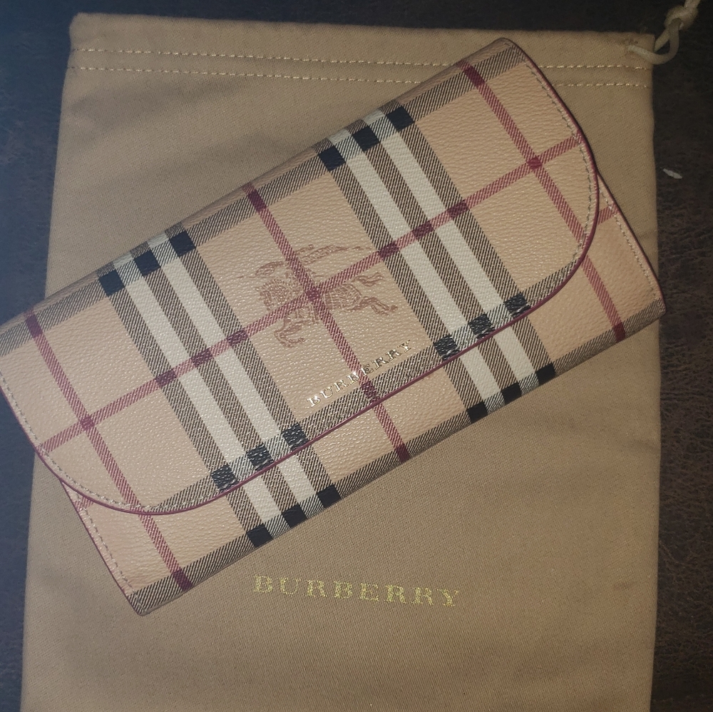 Burberry Wallet Chain Haymarket Henley Coral Red